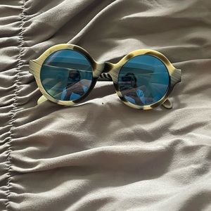 Illesteva Frieda sunnies. NEVER WORN. No scratches. 

Measurements: 48-22-140